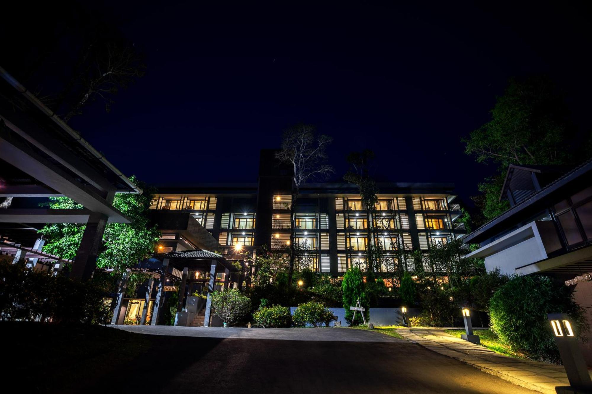 The Mountain Courtyard Thekkady Hotel Exterior photo