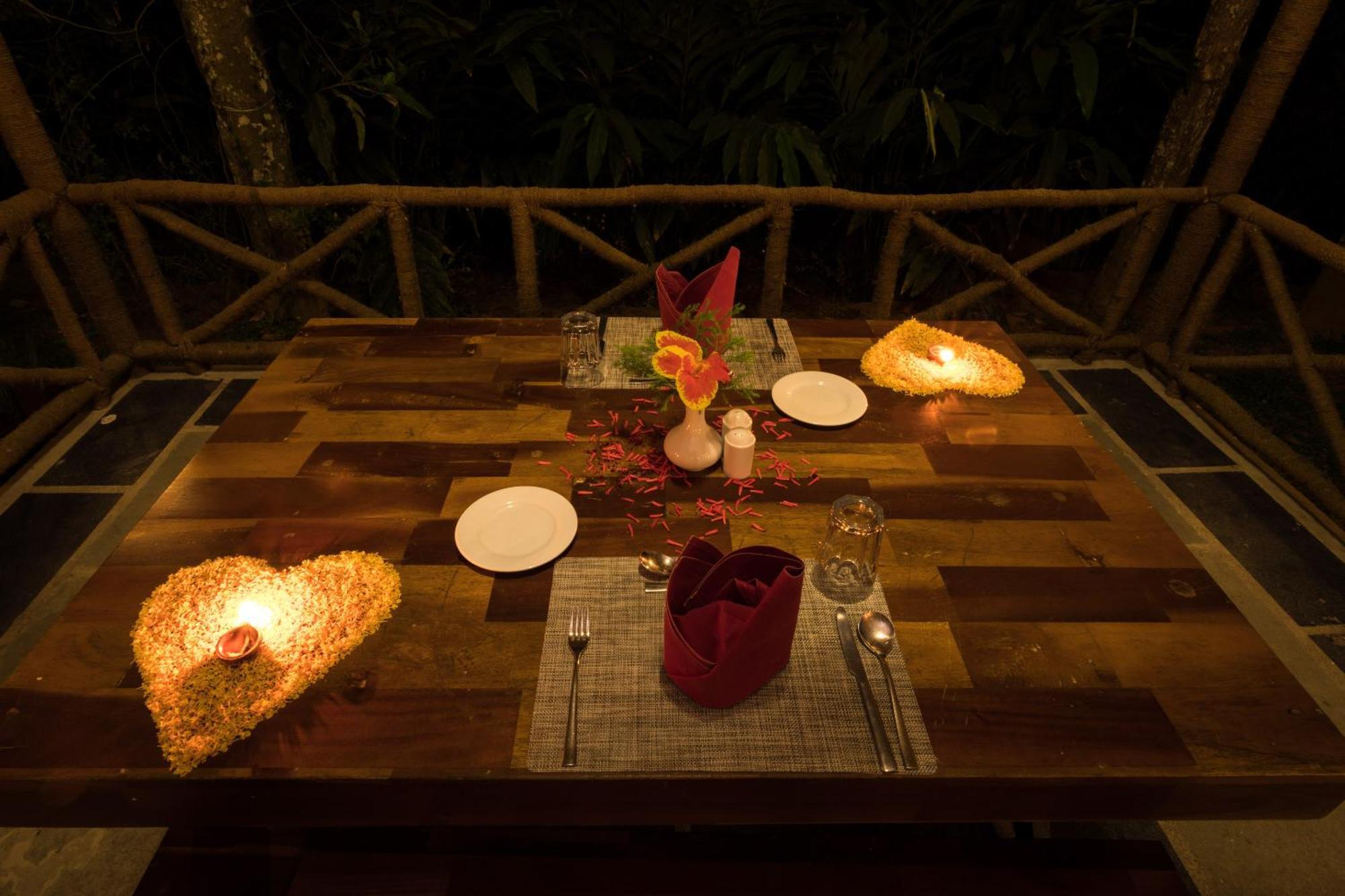 The Mountain Courtyard Thekkady Hotel Exterior photo