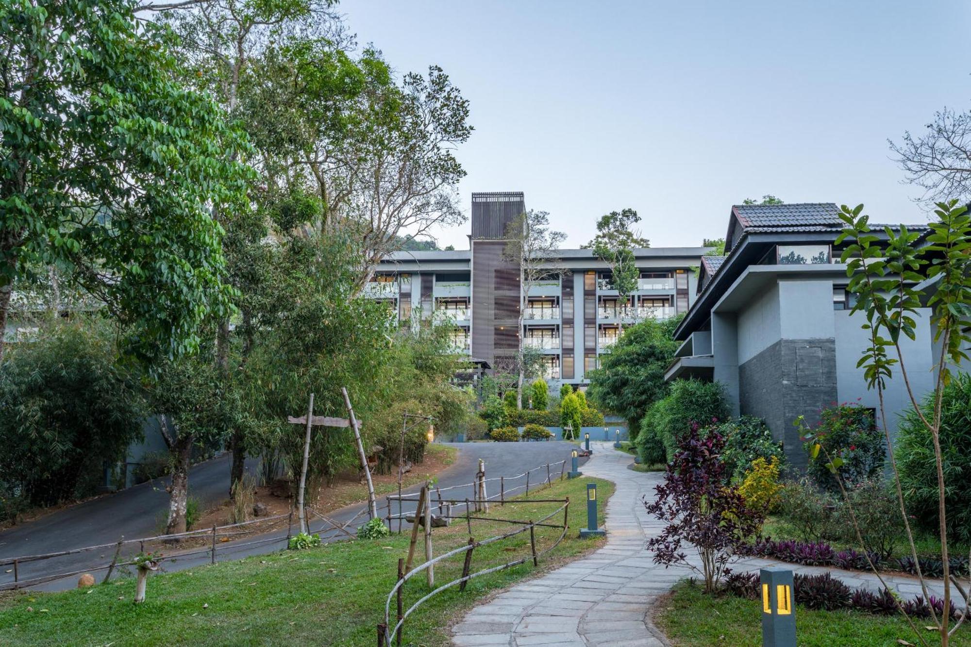The Mountain Courtyard Thekkady Hotel Exterior photo