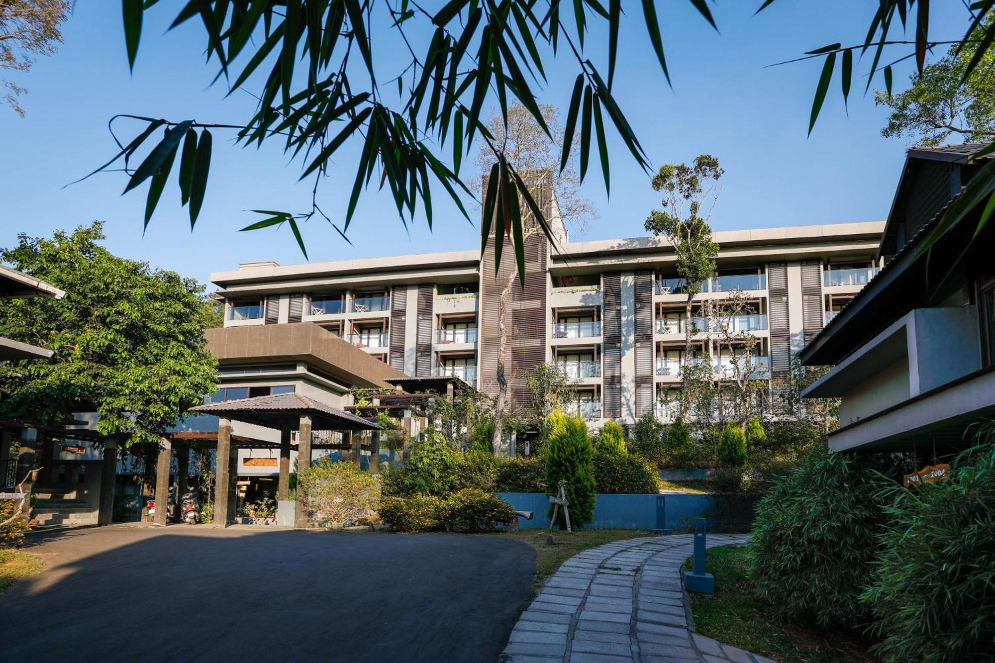 The Mountain Courtyard Thekkady Hotel Exterior photo