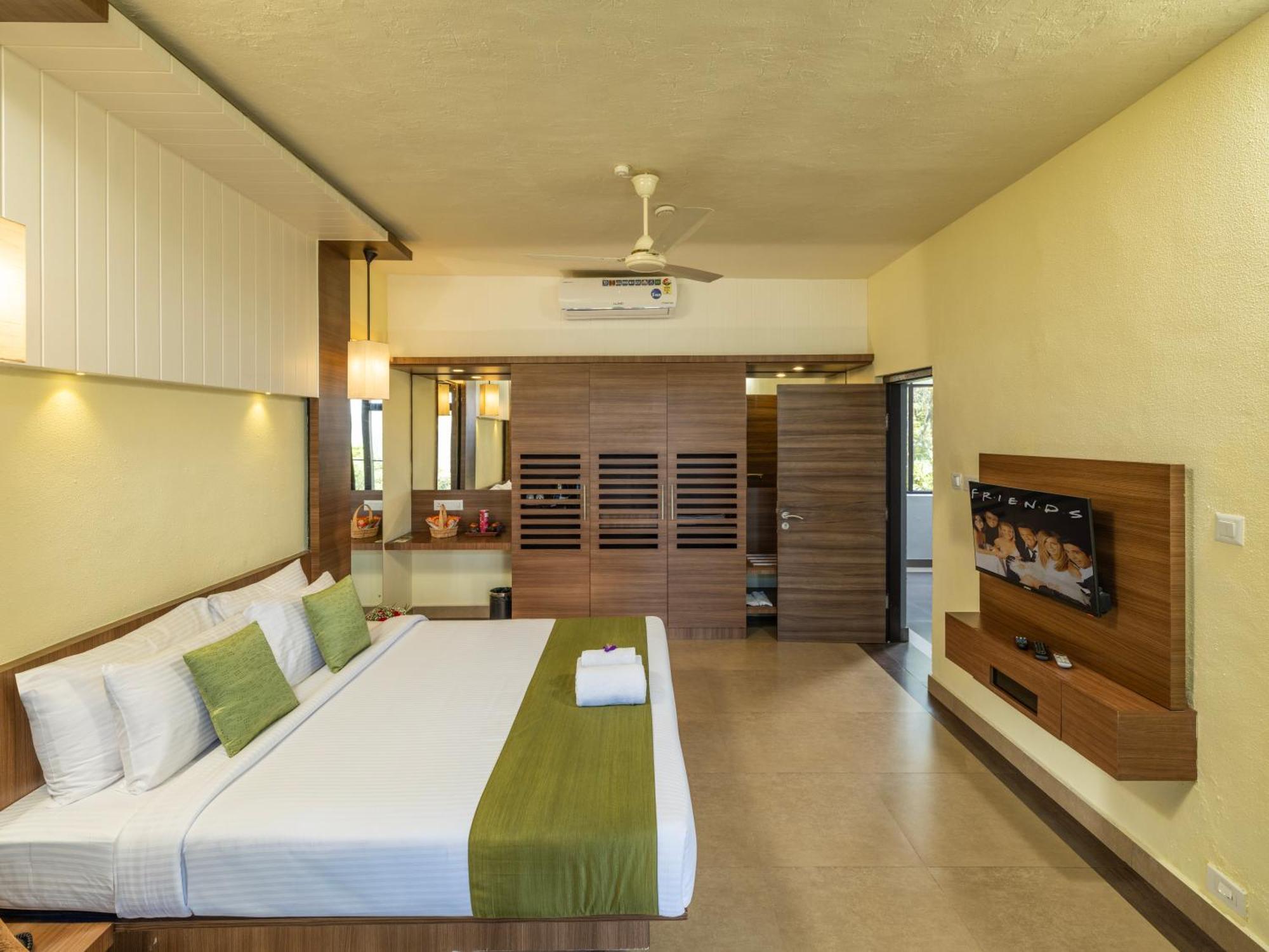 The Mountain Courtyard Thekkady Hotel Exterior photo