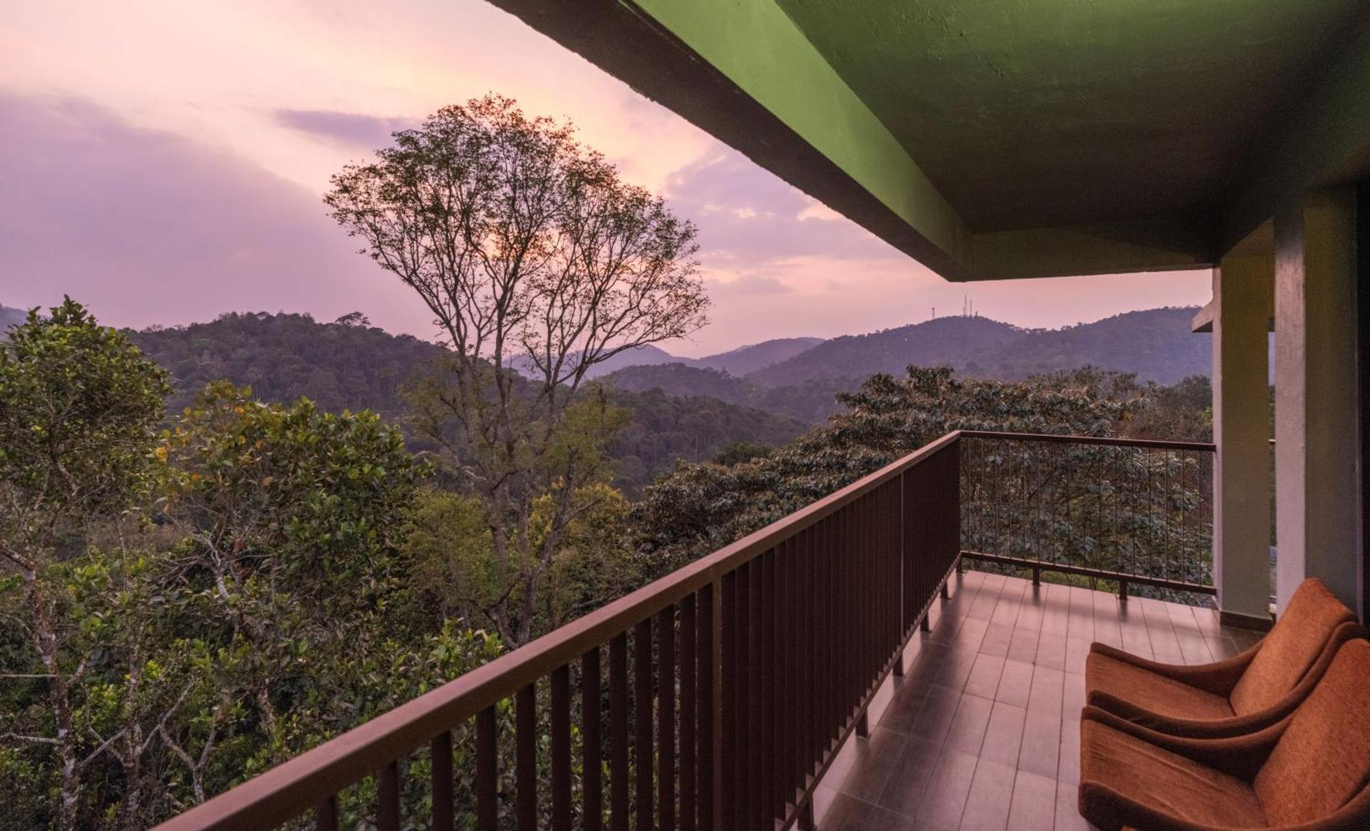 The Mountain Courtyard Thekkady Hotel Exterior photo