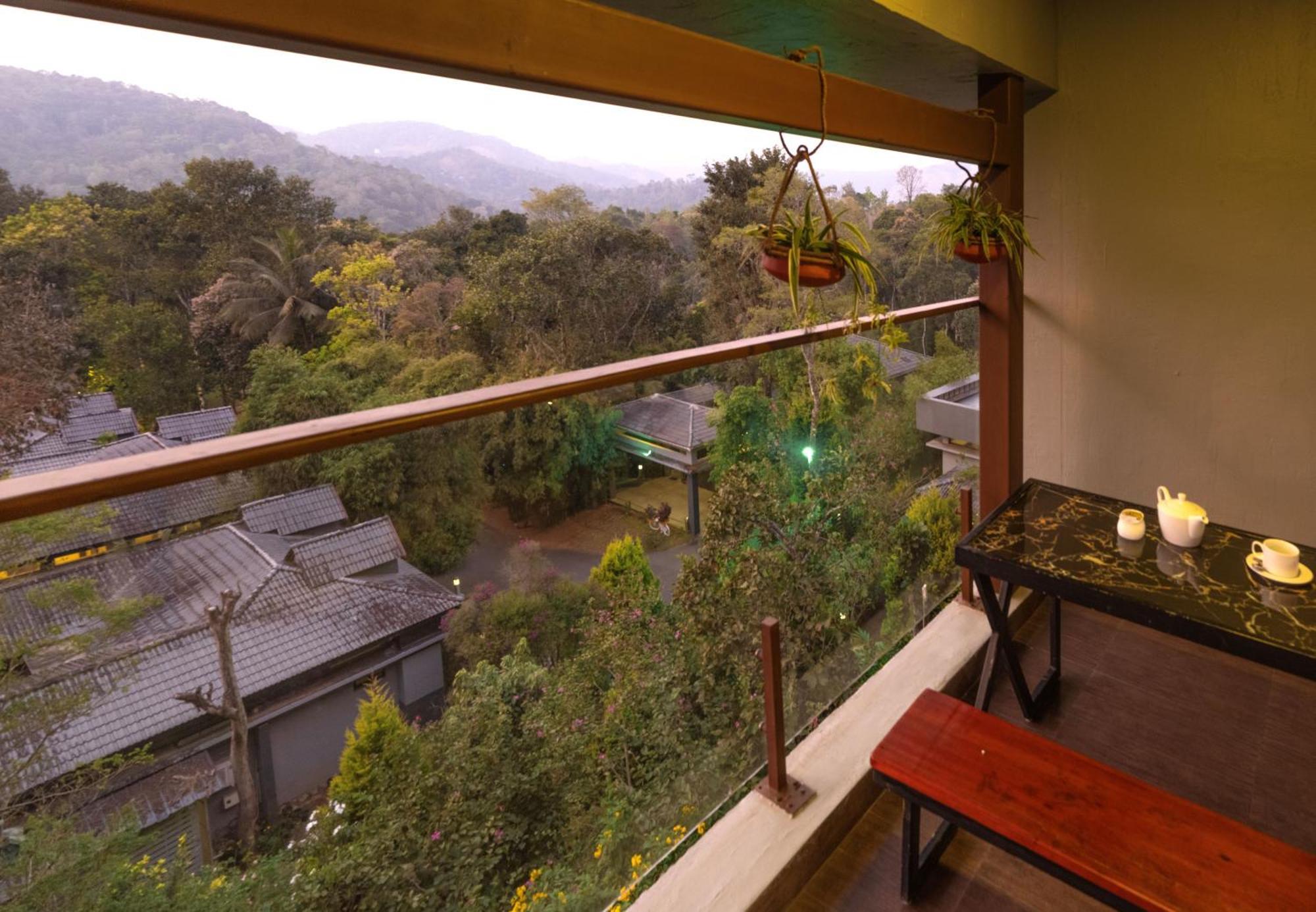 The Mountain Courtyard Thekkady Hotel Exterior photo